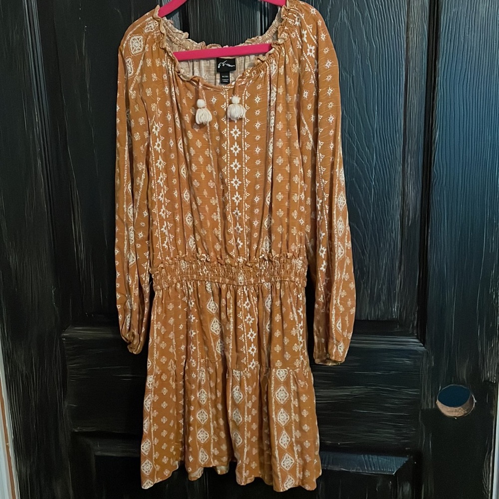 Art class, M (7/8) Tan brown white designs,good condition.